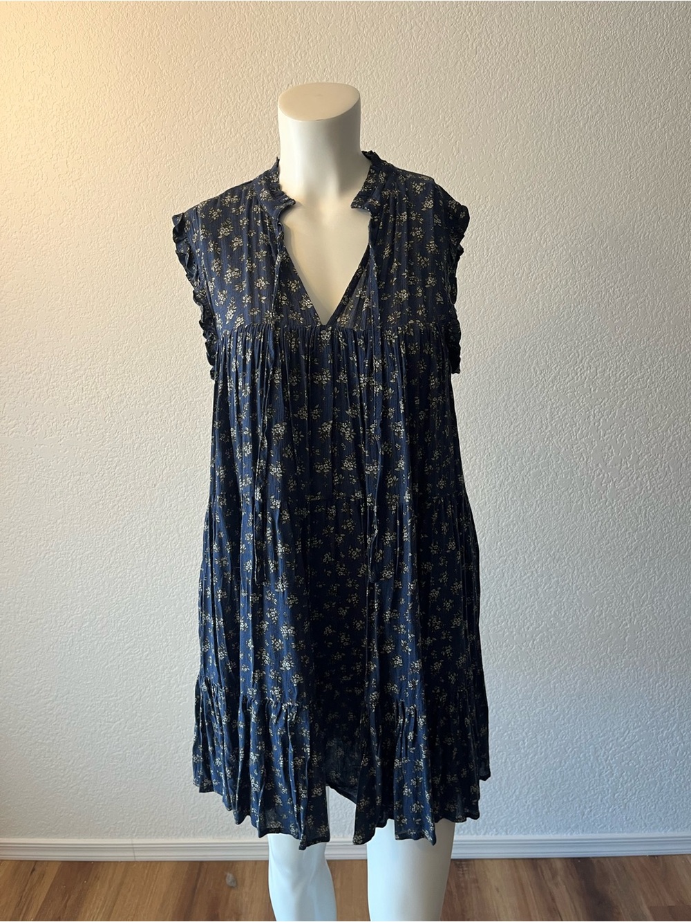 Breezy And Now This Women's Navy Floral V-Neck Sleeveless Tunic Top (XS)